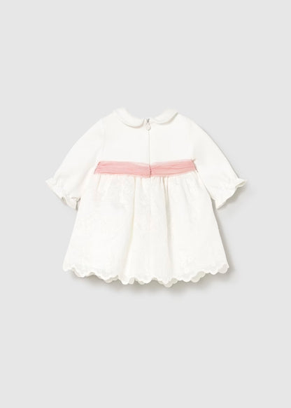 Vestido tul color crudo cinto rosa