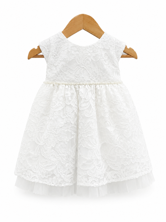 Vestido Off White de Encaje, Cinto con Perlas