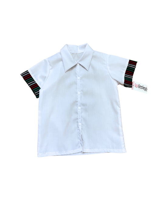 Camisa blanca con elementos patrios, manga cambaya a rayas tricolor