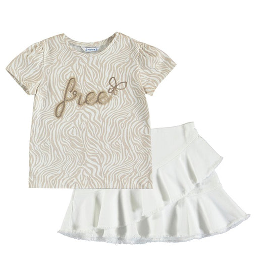 conjunto de camiseta y falda blanca