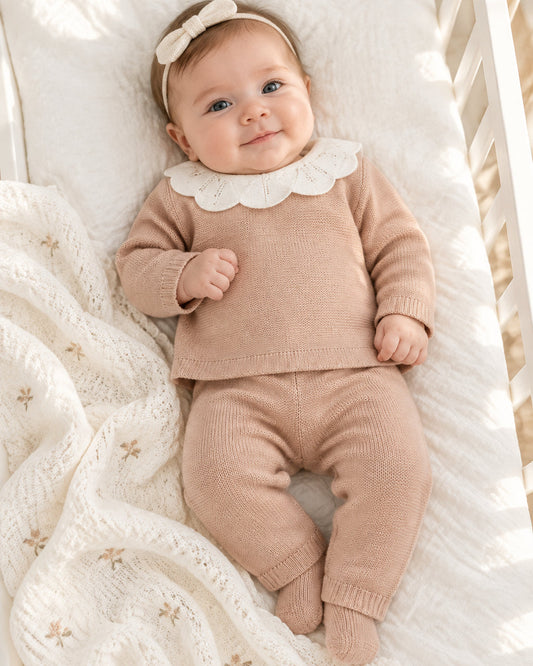 Conjunto de punto de jersey y pantalón para recién nacida, beige