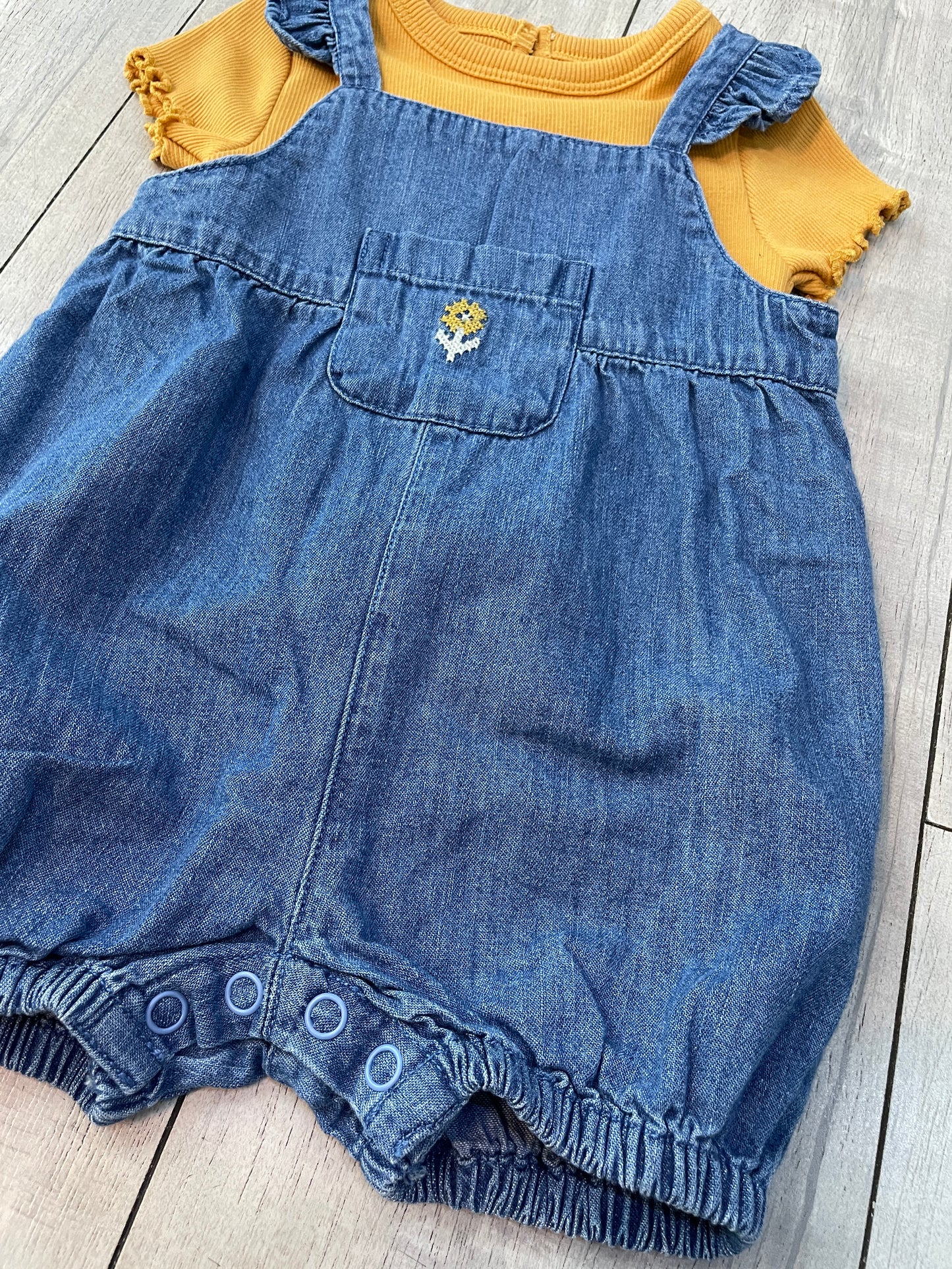 Set overol denim corto + camiseta amarillo