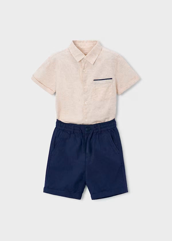 Conjunto de bermuda azul y camisa con lino de manga corta