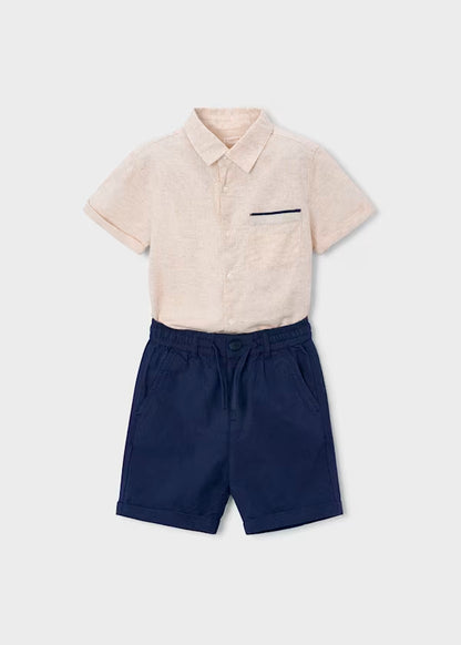 Conjunto de bermuda azul y camisa con lino de manga corta