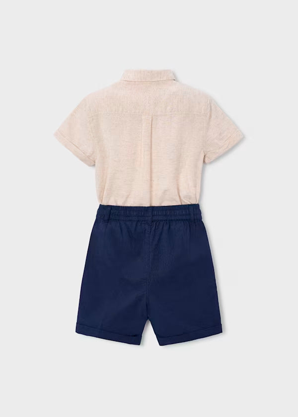 Conjunto de bermuda azul y camisa con lino de manga corta