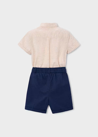 Conjunto de bermuda azul y camisa con lino de manga corta