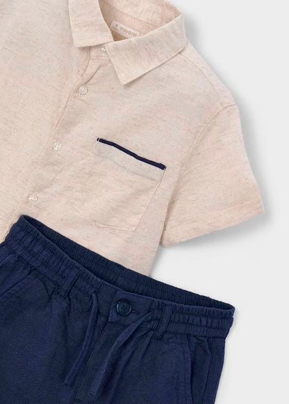 Conjunto de bermuda azul y camisa con lino de manga corta
