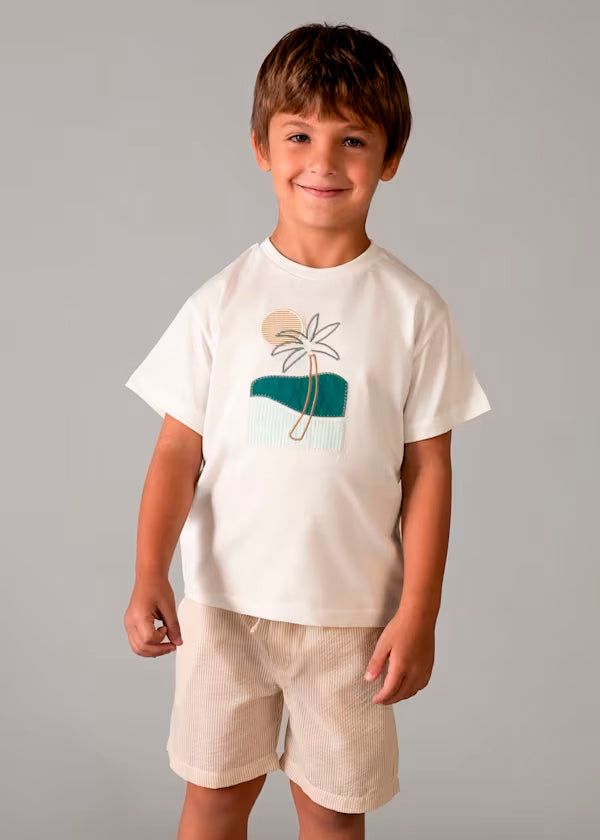 Conjunto bermuda mocca y camiseta con bordado niño