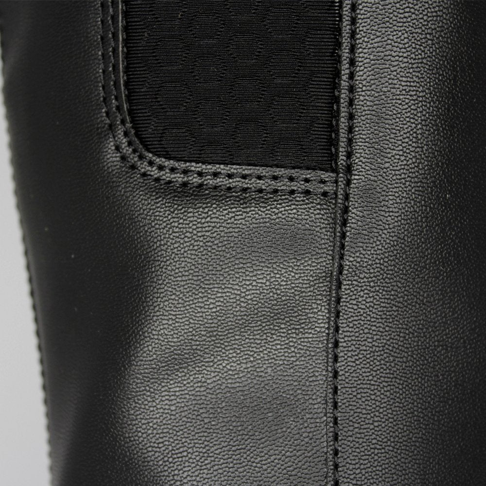 bota alta de piel negra, detalle trasero de hexagonos