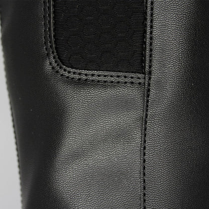 bota alta de piel negra, detalle trasero de hexagonos