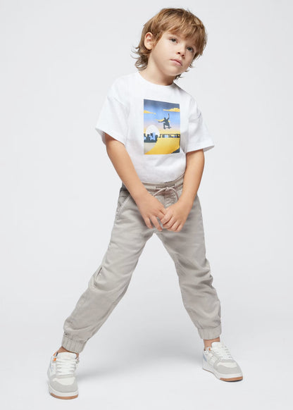 pantalón jogger, color arena, para niño