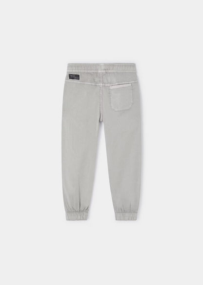 pantalón jogger, color arena, para niño