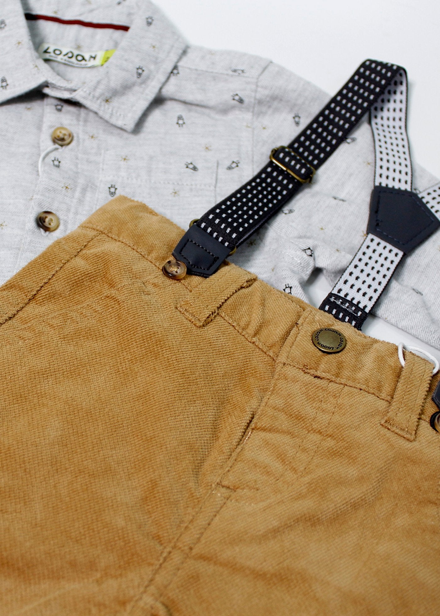 camisa azul y pantalon pana con tirantes, marca losan