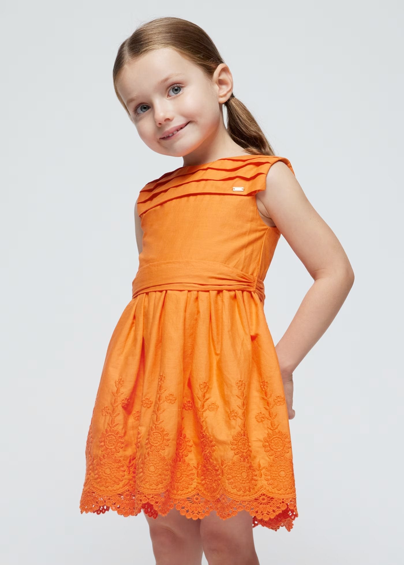 vestido naranja, detalles bordados