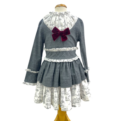 Vestido cuadros plomo cuello amplio y moño terciopelo