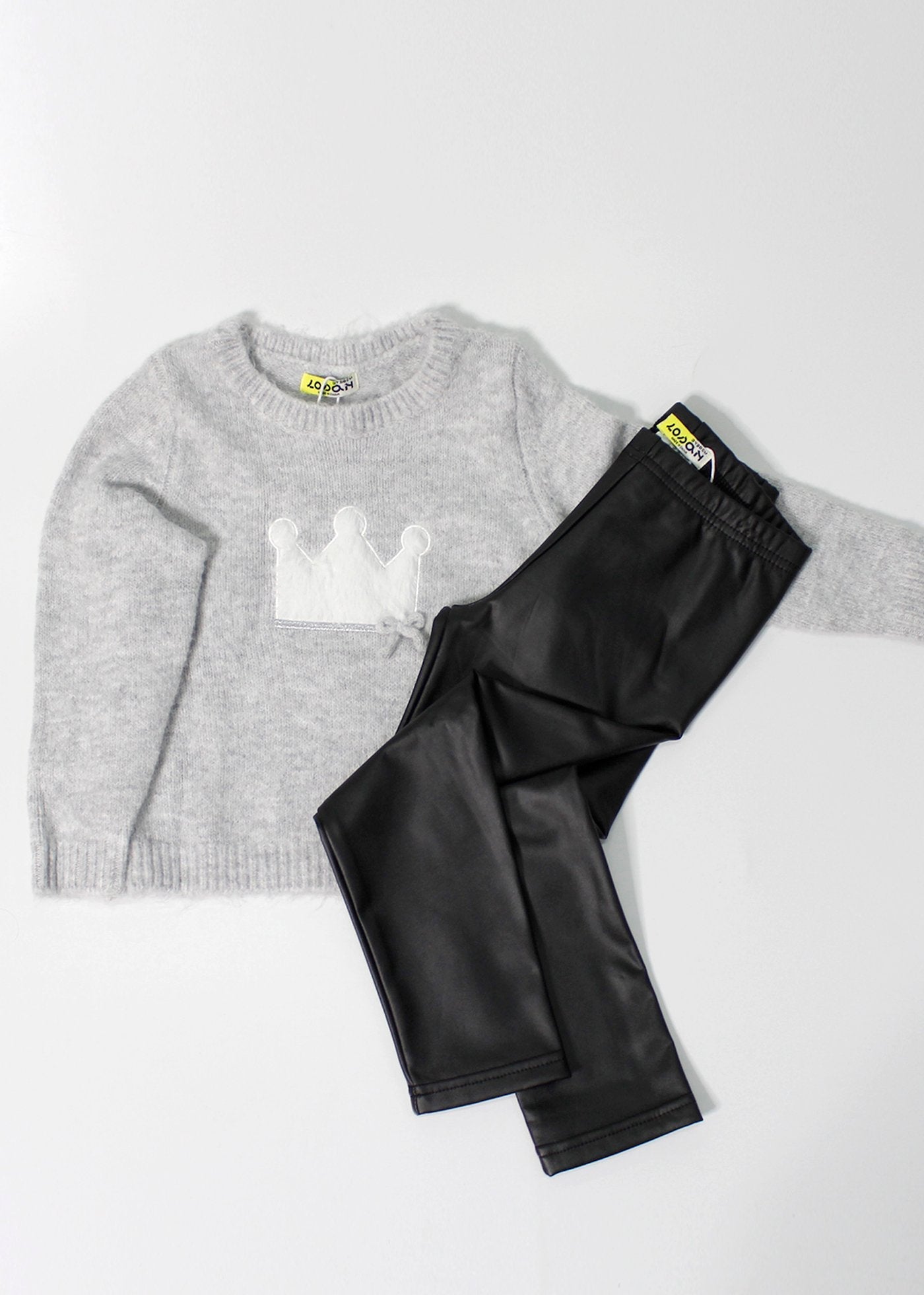 set jersey gris corona y pantalón vinipiel negro, marca losan