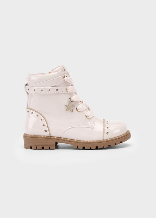 Botín biker charol crudo con detalles de estrellas