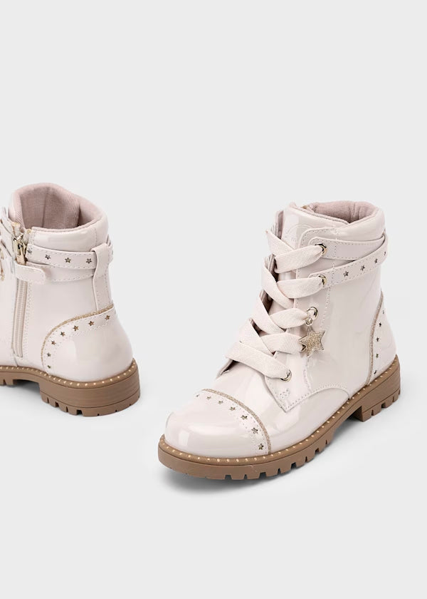 Botín biker charol crudo con detalles de estrellas