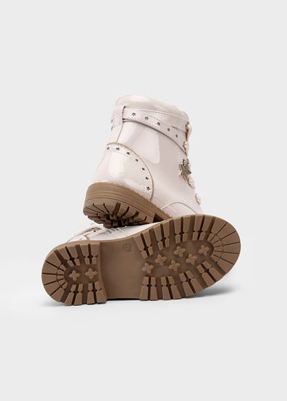 Botín biker charol crudo con detalles de estrellas