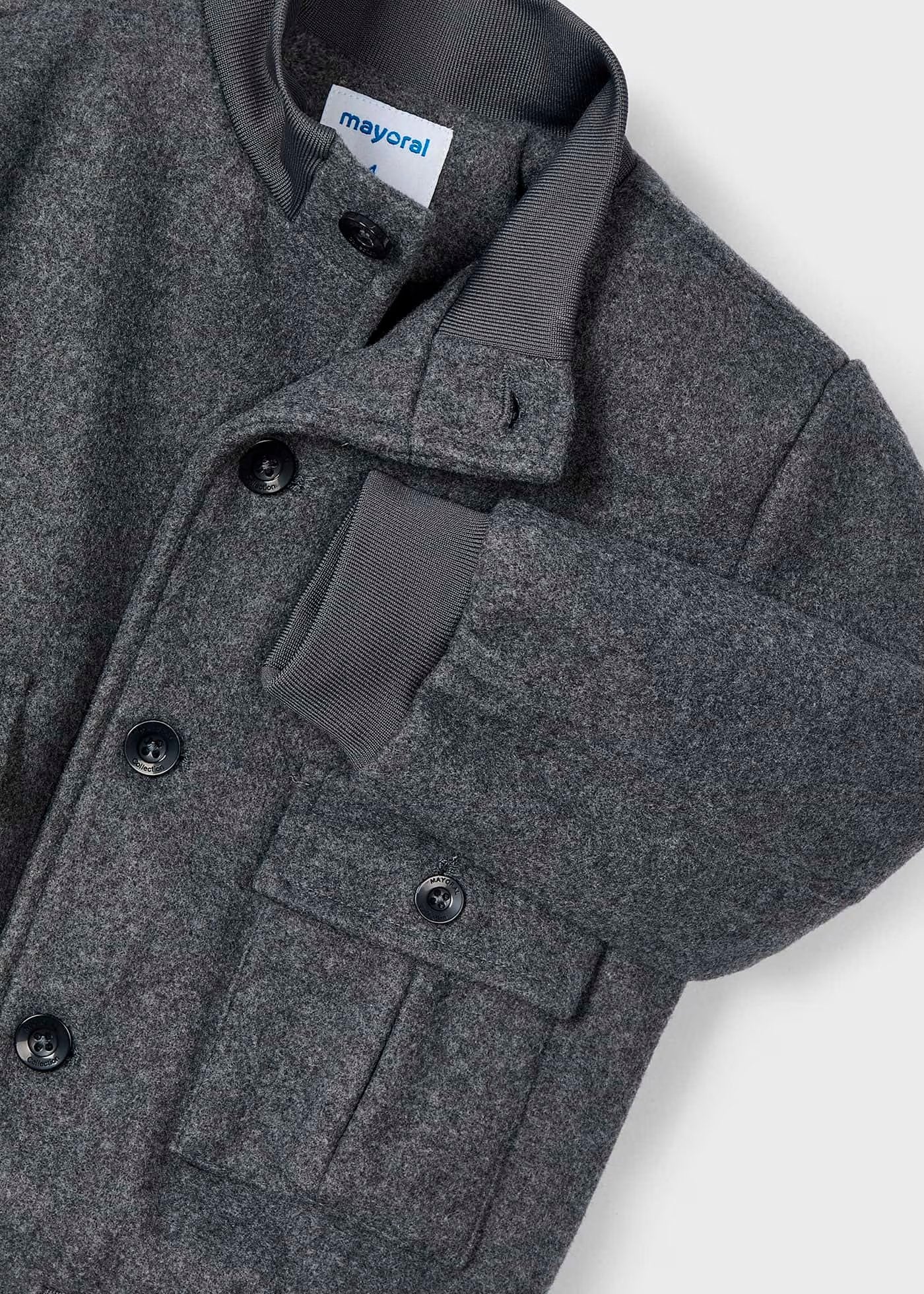 chamarra color gris con bolsas delanteras para niño