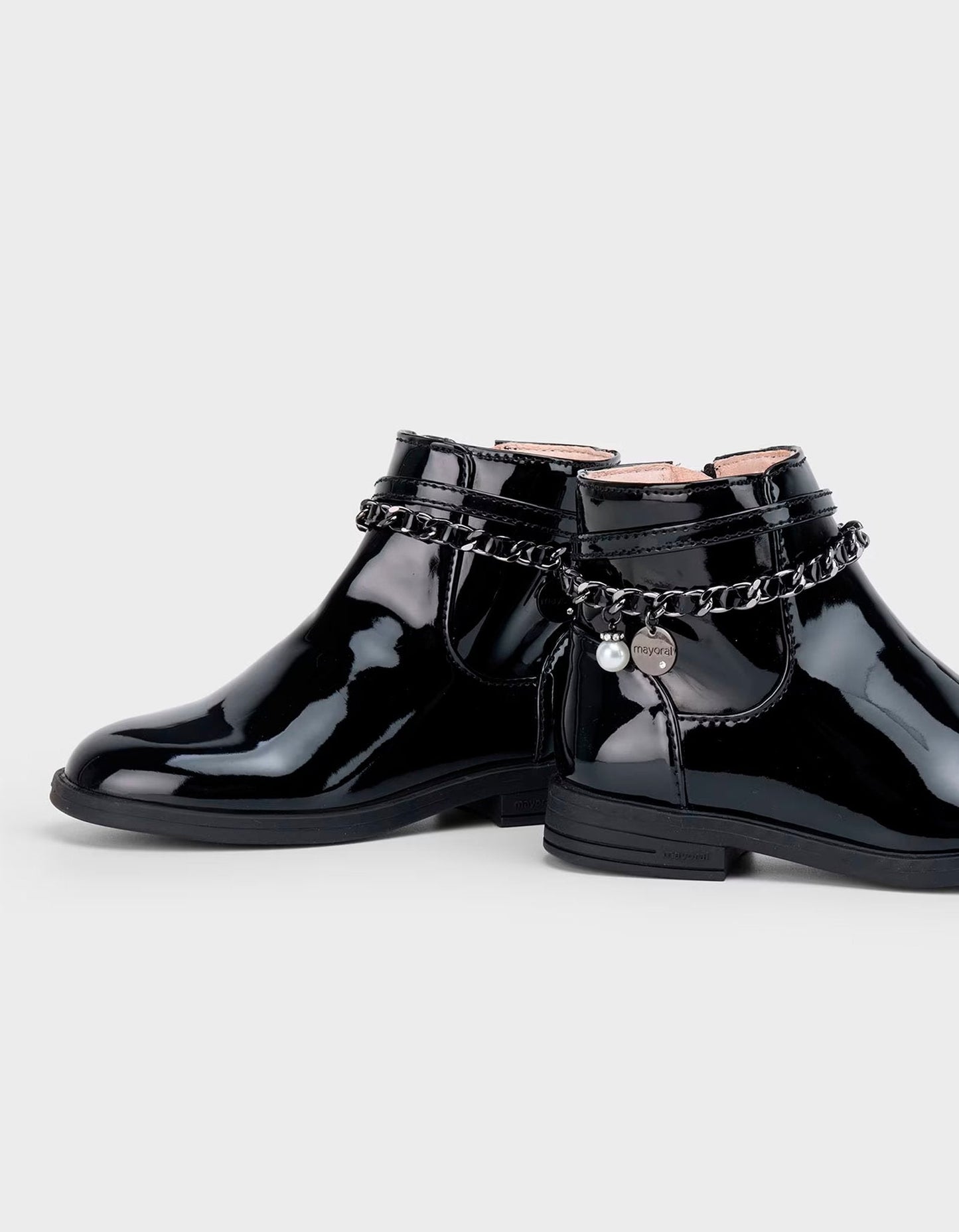 botin negro charol con cadena, mayoral