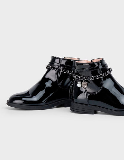 botin negro charol con cadena, mayoral