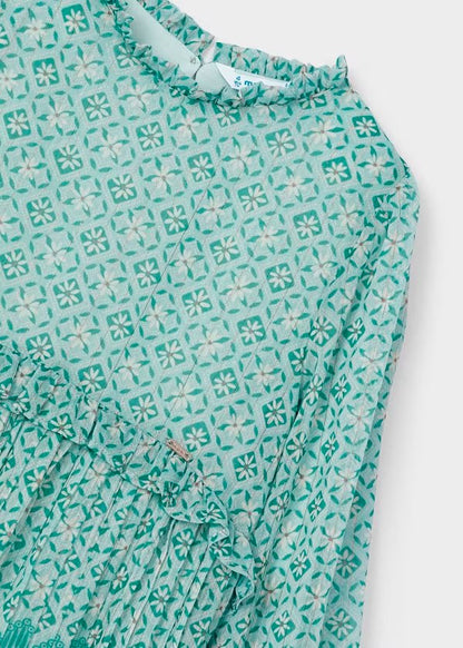 vestido color jade, manga larga, detalle en cintura. mayoral