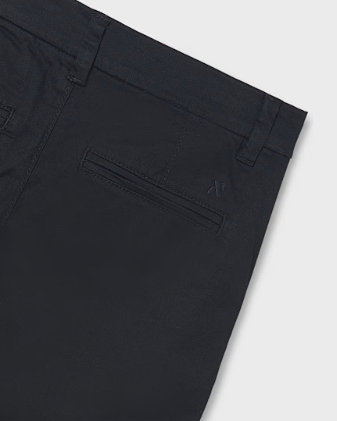 Pantalon color negro basico fit