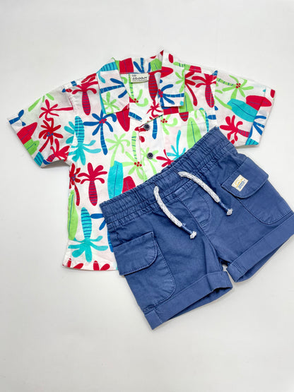 Set camisa palmas con short azul bolsas laterales, bebe