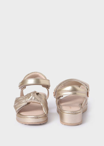 Huarache color oro, con lazada al frente, plantilla de piel