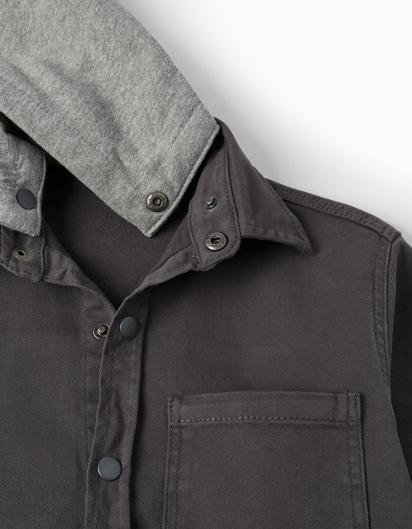 sobrecamisa gris  con gorro desprendible