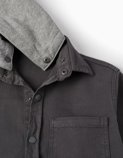 sobrecamisa gris  con gorro desprendible