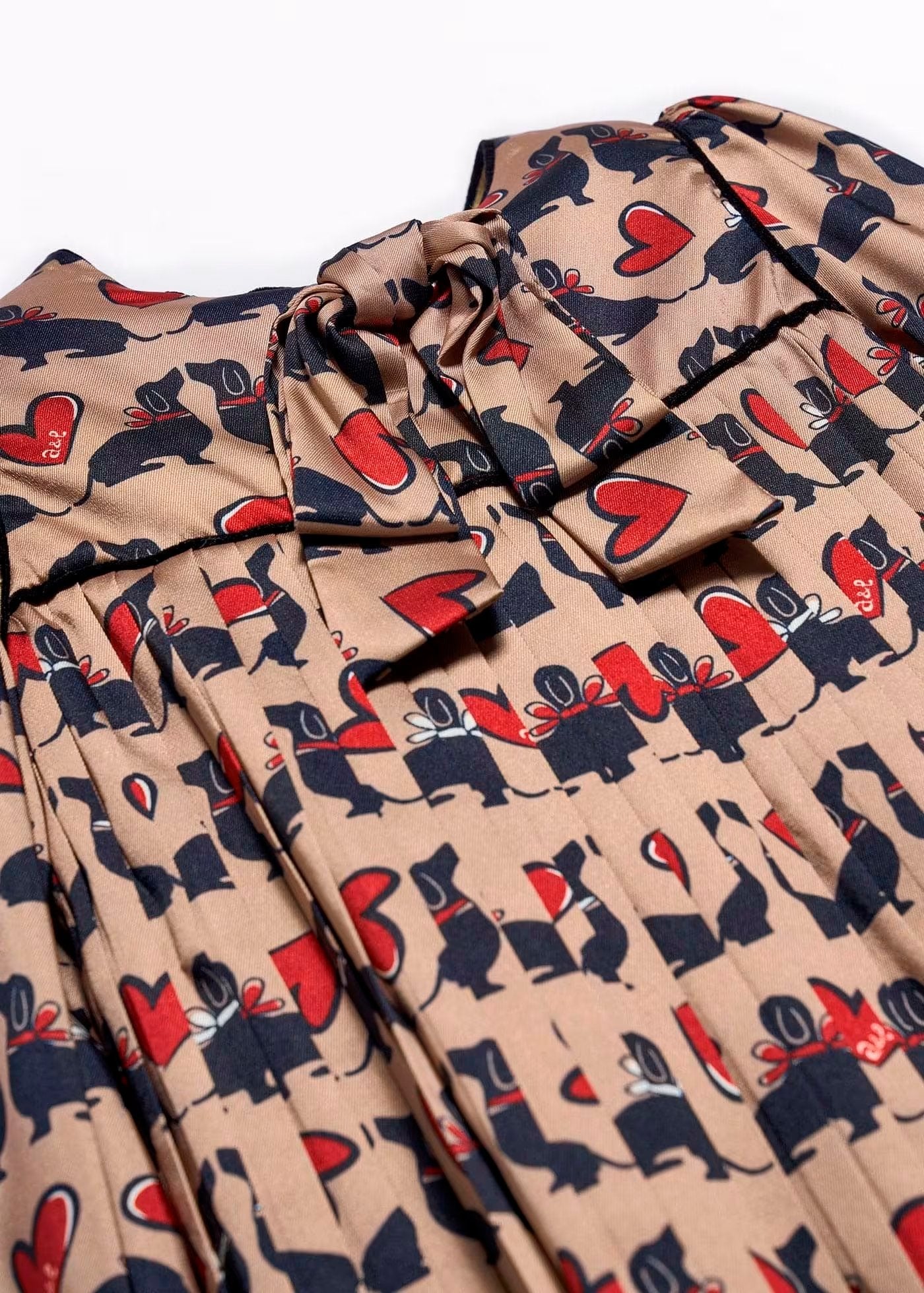 vestido plizado color camel con corazones y perritos