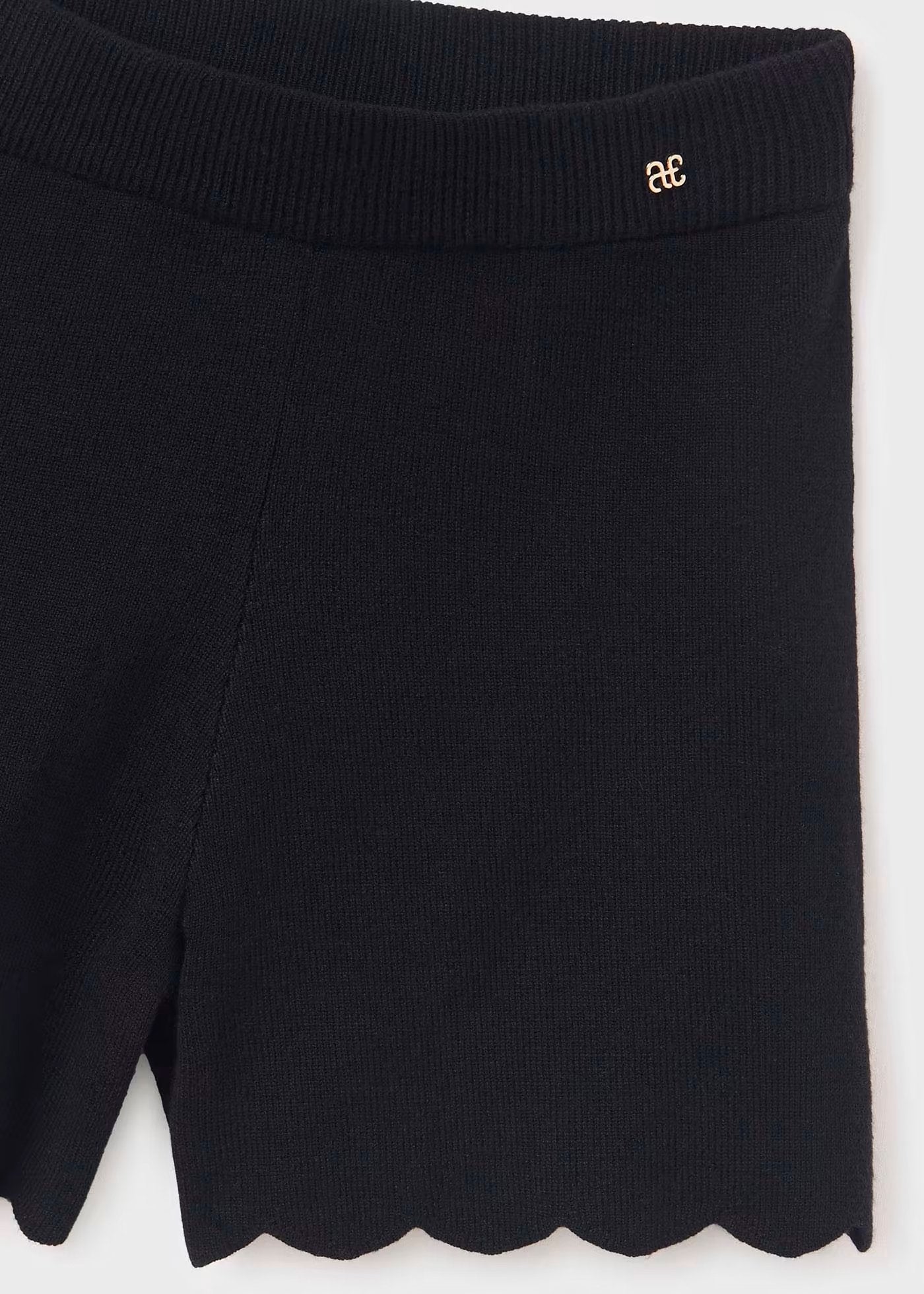 conjunto short y jersey color negro con olan en cuello, abel & lula