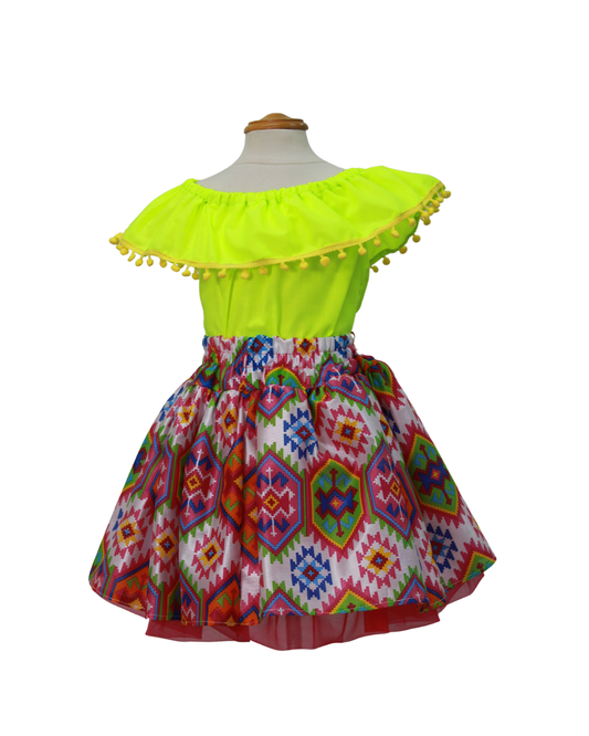 SET PATRIO TUTU CON BLUSA CAMPESINA AMARILLA POMPON AMARILLO FALDA GEOMETRIA