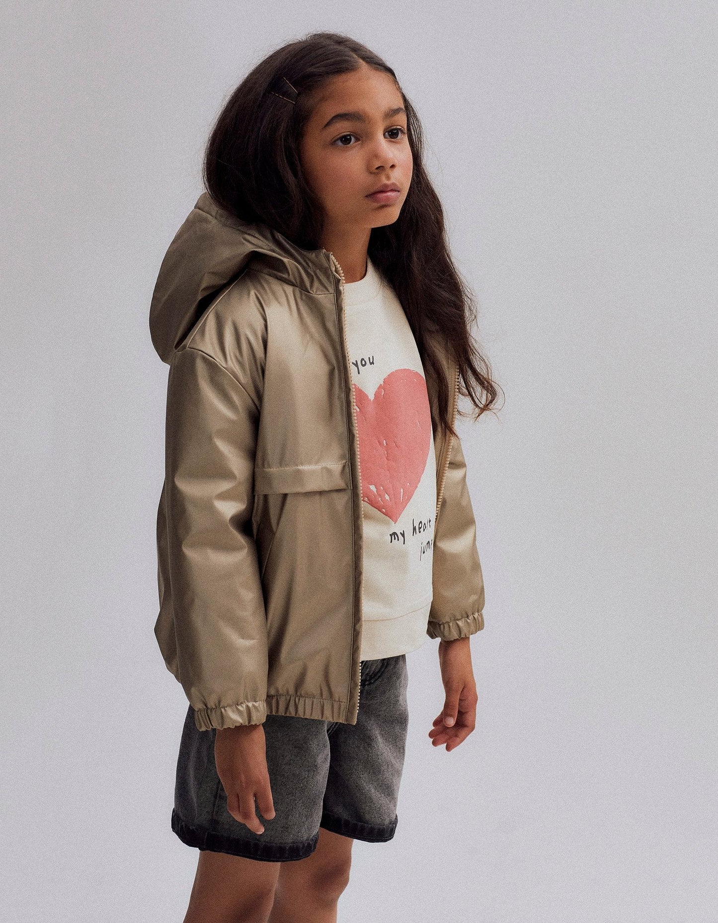 parka dorada con capucha