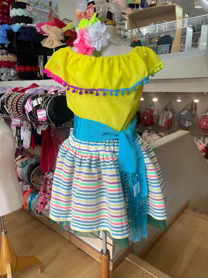 SET PATRIO TUTU CON BLUSA CAMPESINA AMARILLA POMPON ARCOIRIS, FALDA RAYAS