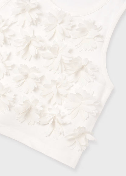 set de short flamingo y blusa con flores en pecho.