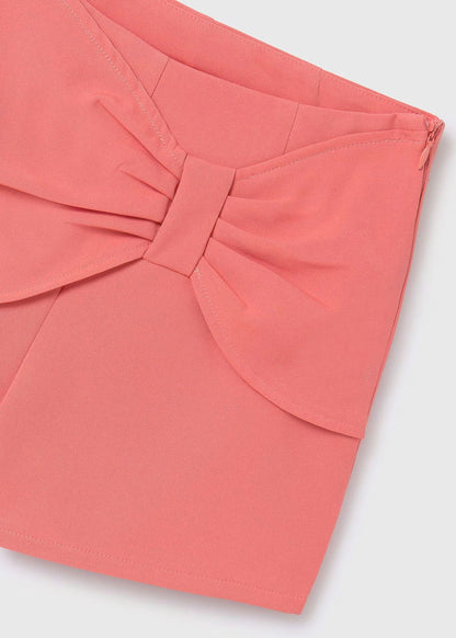 set de short flamingo y blusa con flores en pecho.