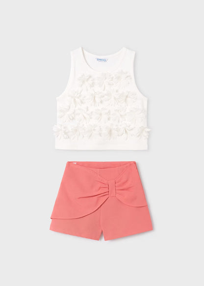 set de short flamingo y blusa con flores en pecho.