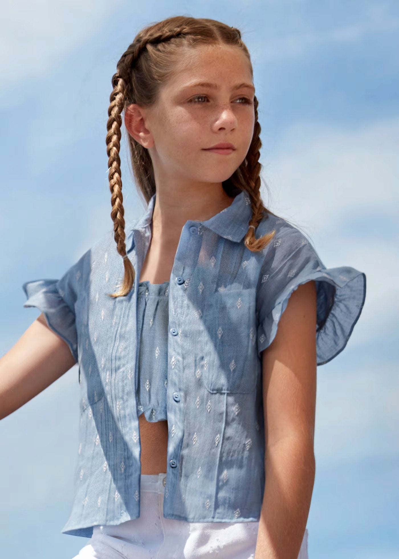 set blusa azul tipo denim con camisa y short blanco