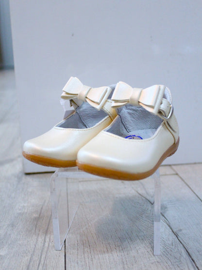 zapato color beige tipo perla, con moño y cierre de velcro