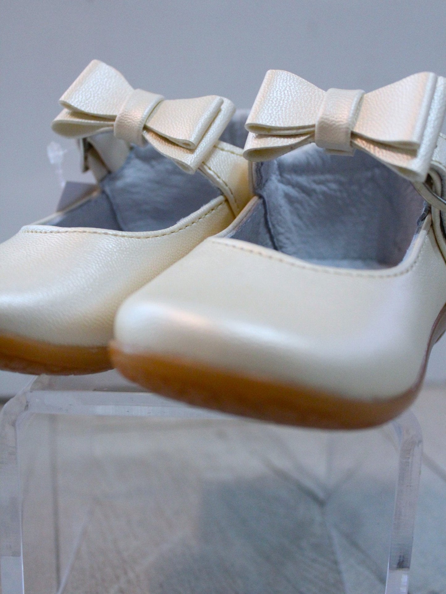 zapato color beige tipo perla, con moño y cierre de velcro