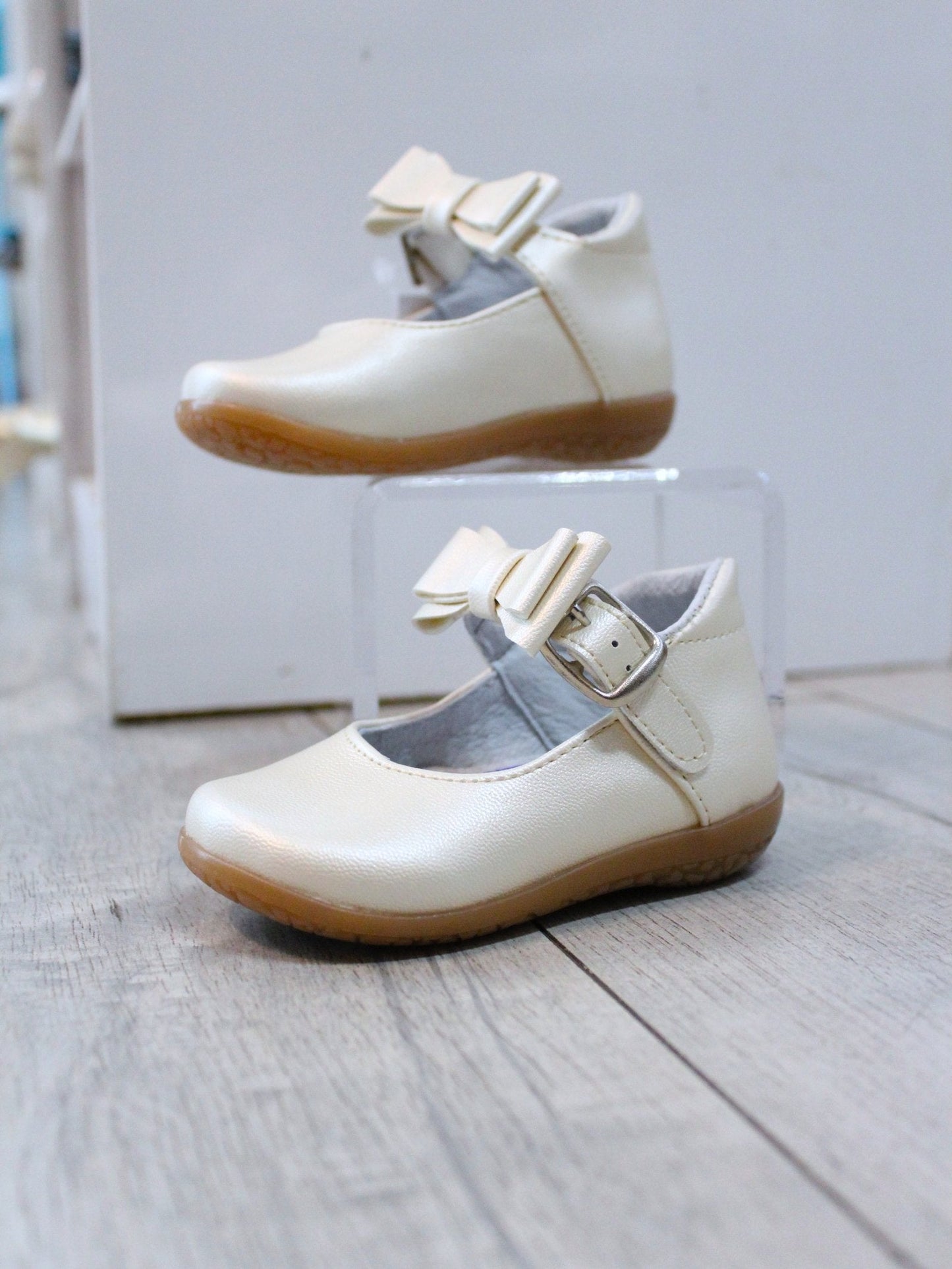 zapato color beige tipo perla, con moño y cierre de velcro