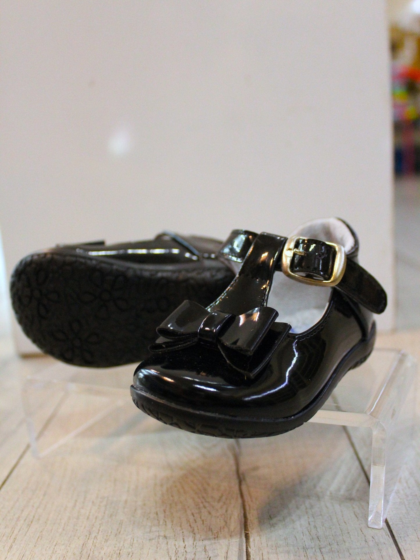zapato charol con hebilla oro y moño