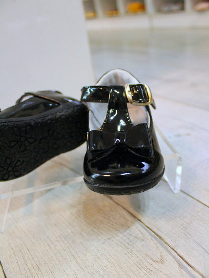 zapato charol con hebilla oro y moño