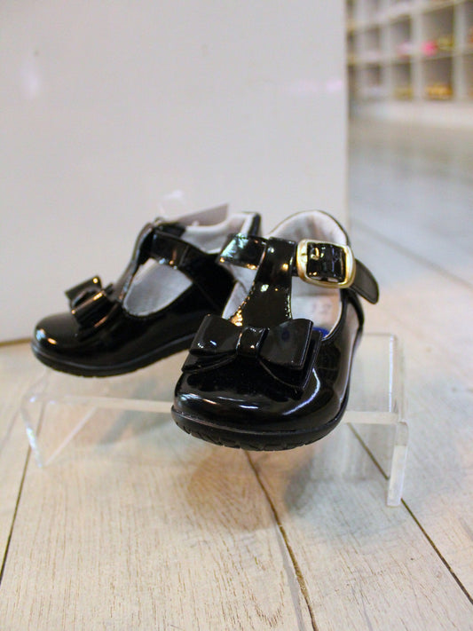 zapato charol con hebilla oro y moño