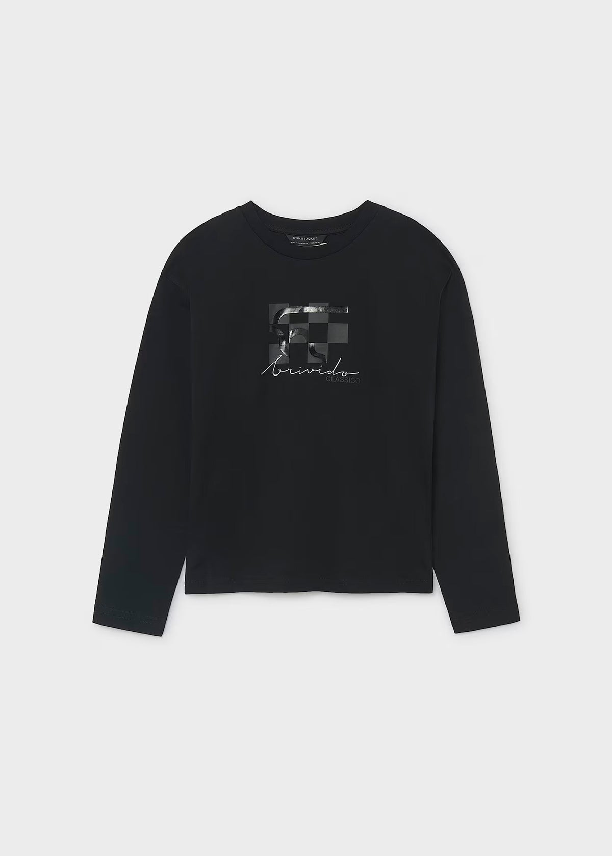 camiseta manga larga negra estampado en el pecho