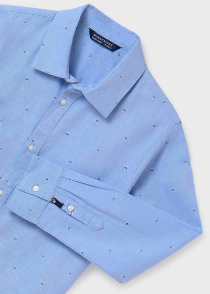 camisa azul celeste manga larga, mini triangulos
