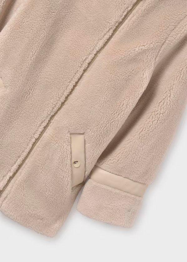 abrigo de vestir, color almendra